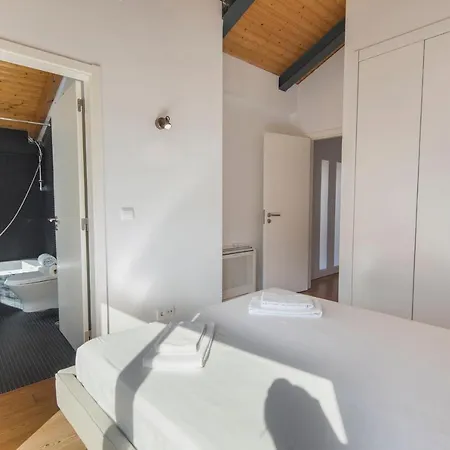 Bairro Alto Stunning Flat With Balcony By Lovelystay * Лісабон