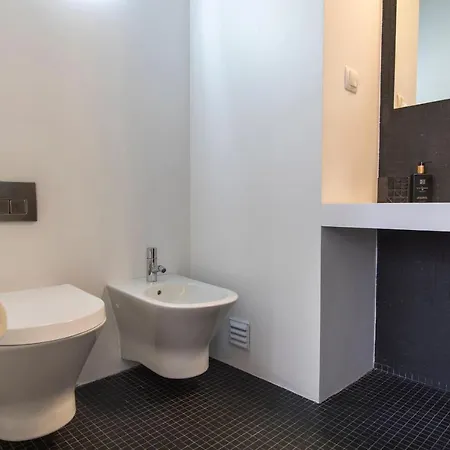 Bairro Alto Stunning Flat With Balcony By Lovelystay Lägenhet